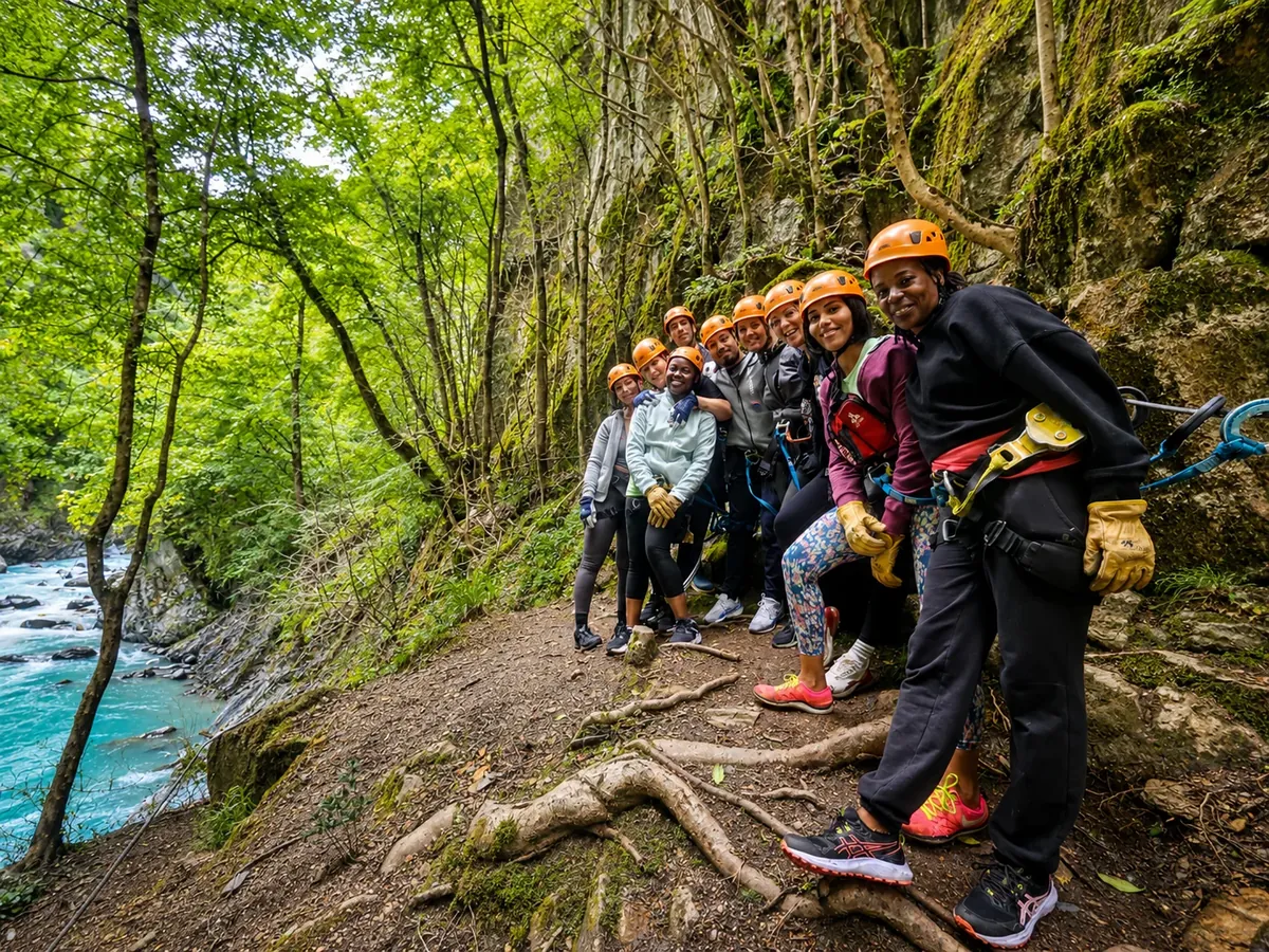 Groupe BSP au bord d’une rivière pendant un raid